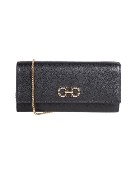 Shop SALVATORE FERRAGAMO  Borsina: Salvatore Ferragamo portafoglio con tracolla.
Portafoglio in vitello martellato, completato da catenella metallica per indossarlo anche come minibag. L'interno è funzionale e capiente, con fessure e comparti per carte e banconote, tasca centrale con zip per le monete.
Finitura dorata.
Altezza 10.5 CM, lunghezza 19.0 CM, profondità 3.5 CM.
Composizione: 100% pelle.
Made in Italy.. 220636-770374